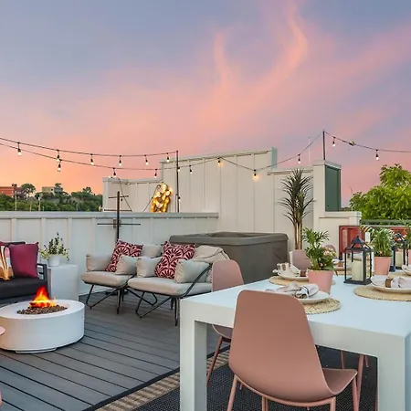 Bourbon & Bubbles - Rooftop Hot Tub & Speakeasy